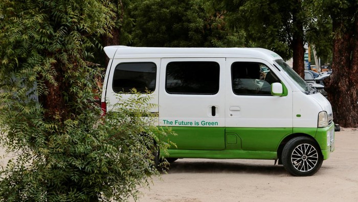 Salut, Pria Putus Sekolah Ini Sukses Bikin Mobil Listrik A solar battery-powered minibus is seen on the street in Maiduguri, Nigeria May 4, 2022. Picture taken May 4, 2022. REUTERS/Afolabi Sotunde