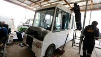 Demi menyiasati hal itu, dia akhirnya menggunakan komponen buatan lokal yang disesuaikan dengan kebutuhan mobil rancangnya.