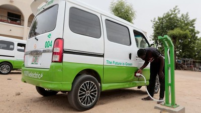 Salut, Pria Putus Sekolah Ini Sukses Bikin Mobil Listrik