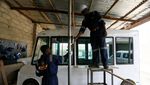 Salut, Pria Putus Sekolah Ini Sukses Bikin Mobil Listrik