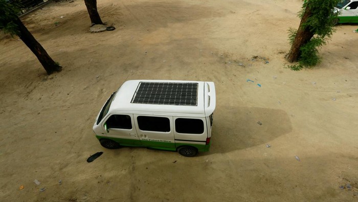 Salut, Pria Putus Sekolah Ini Sukses Bikin Mobil Listrik A solar battery-powered minibus is seen on the street in Maiduguri, Nigeria May 4, 2022. Picture taken May 4, 2022. REUTERS/Afolabi Sotunde