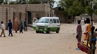 Pria yang merupakan mahasiswa putus sekolah itu mengklaim minibus tersebut sudah beroperasi selama satu bulan, dengan daya jelajah mencapai lebih dari 100 kilometer dalam sekali pengisian daya.