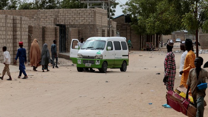 Salut, Pria Putus Sekolah Ini Sukses Bikin Mobil Listrik A solar battery-powered minibus is seen on the street in Maiduguri, Nigeria May 4, 2022. Picture taken May 4, 2022. REUTERS/Afolabi Sotunde