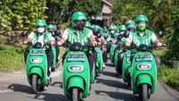 Sandiaga juga sempat berkeliling naik sepeda motor listrik tersebut.
