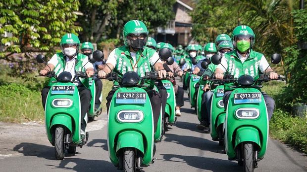 Menteri Pariwisata dan Ekonomi Kreatif Sandiaga Uno berkeliling Borobudur dengan motor listrik. Hal itu dilakukan saat meresmikan layanan kendaraan listrik di Borobudur.
