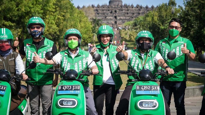 Sandiaga Keliling Borobudur Naik Motor Listrik Menteri Pariwisata dan Ekonomi Kreatif Sandiaga Uno berkeliling Borobudur dengan motor listrik. Hal itu dilakukan saat meresmikan layanan kendaraan listrik di Borobudur.