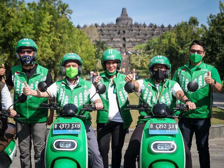 Sandiaga Keliling Borobudur Naik Motor Listrik