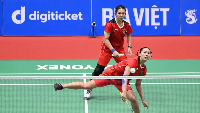 Pasangan pebulu tangkis ganda putri Indonesia  Febby Valencia Dwijayanti Gani (kanan) dan Ribka Sugiarto (kiri)  mengembalikan kok ke arah lawannya pasangan pebulu tangkis ganda putri Vietnam pada babak semifinal bulutangkis beregu putri SEA Games 2021 Vietnam di Bac Giang Gymnasium, Vietnam, Selasa (17/5/2022). Tim bulu tangkis beregu putri Indonesia melaju ke babak final Sea Games 2021 setelah mengalahkan Vietnam dengan skor 3-1. ANTARA FOTO/Zabur Karuru/YU