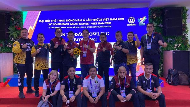 Peboling Indonesia Ryan Leonard Lalisang melempar bola pada nomor perorangan putra boling SEA Games 2021 Vietnam di Hero World Bowling Center, Hanoi, Vietnam, Senin (16/5/2022). Ryan meraih medali perunggu setelah menempati peringkat ketiga dengan 1.221 poin. ANTARA FOTO/Aditya Pradana Putra/rwa.