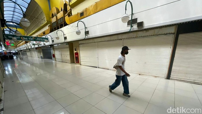 Sepi Banget! Begini Kondisi Mal Blok M yang Kian Terlupakan Mal Blok M merupakan salah satu pusat perbelanjaan legendaris di Jakarta. Namun kini pusat perbelanjaan itu seakan terlupakan dan sepi dari aktivitas jual-beli.