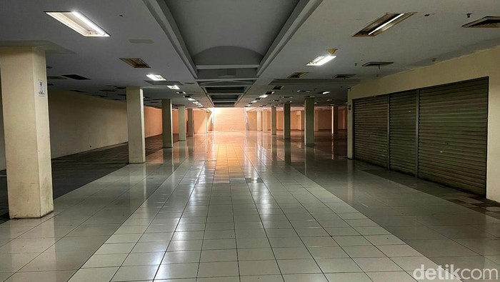 Mal Blok M merupakan salah satu pusat perbelanjaan legendaris di Jakarta. Namun kini pusat perbelanjaan itu seakan terlupakan dan sepi dari aktivitas jual-beli.