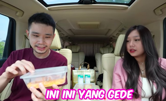 Video berjudul ‘Bucin Sama Sisca Kohl’ itu menunjukkan gaya pacaran keduanya pada Juni. Bikin gemes netizen, TikTokers dan gamers itu sama-sama memanggil ayang. Foto: dok. Youtube