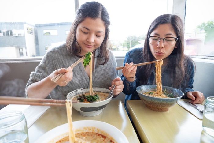 Slurpp! Menyeruput Ternyata Termasuk Etiket yang Benar Saat Makan Mie