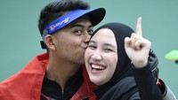 Atlet cabang olahraga menembak, Fathur Gustafian (kiri) mencium kekasihnya Dewi Laila Mubarokah, usai memenangkan nomor 10 meter air rifle (senapan angin) putra menembak SEA Games 2021 Vietnam di Hanoi Sports Training and Competition Center, Hanoi, Vietnam, Selasa (17/5/2022). (Aditya Putra/Antara Foto)