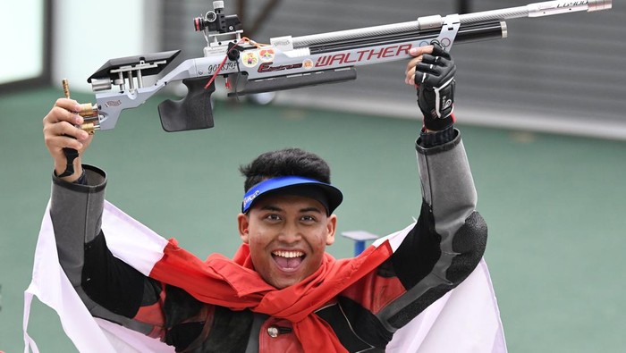 Petembak Fathur Gustafian (kiri) mencium kekasihnya yang juga petembak peraih medali emas, Dewi Laila Mubarokah (kanan), usai memenangkan nomor 10 meter air rifle (senapan angin) putra menembak SEA Games 2021 Vietnam di Hanoi Sports Training and Competition Center, Hanoi, Vietnam, Selasa (17/5/2022). Fathur meraih medali emas setelah meraih poin terbanyak 247,4 poin. ANTARA FOTO/Aditya Pradana Putra/YU