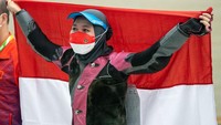 Fathur meraih medali emas usai sang kekasih, Dewi Laila Mubarokah, meraih medali yang sama pada nomor 10 meter air rifle putri. (Sukmawati/Antara Foto)