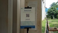 Dengan protokol kesehatan yang ketat, UI mewajibkan scan aplikasi PeduliLindungi di setiap pintu masuk gedung. Foto: Nikita Rosa Damayanti