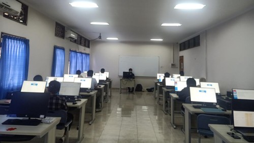 Suasana Seleksi Bersama Masuk Perguruan Tinggi Negeri (SBMPTN) melalui Ujian Tulis Berbasis Komputer (UTBK) di Universitas Udayana pada Selasa (17/5/2022)