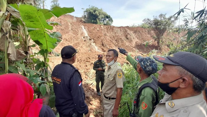 Tebing setinggi 100 meter di Desa Gunung Malang, Kabupaten Bogor, longsor. Seorang petani mengalami luka-luka karena tertimpa longsoran. (dok Istimewa)