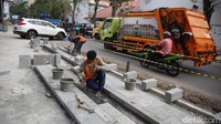Trotoar nantinya juga akan dilengkapi dengan ubin pengarah (guidingblock) serta jalur khusus sepeda.