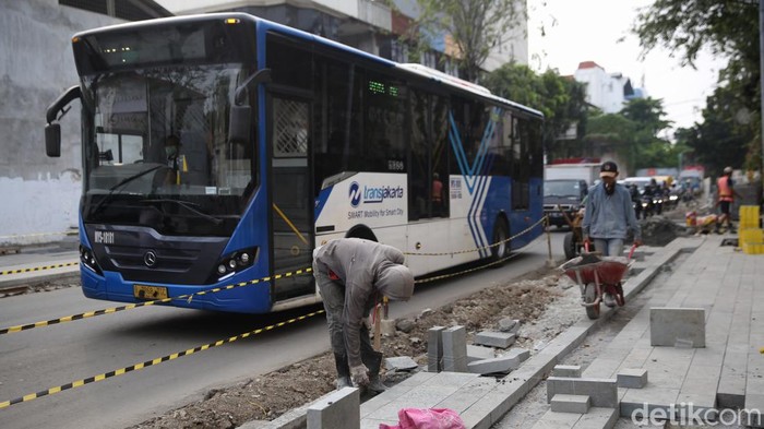 Terkini! Progres Revitalisasi Trotoar di Kota Tua Dinas Bina Marga DKI Jakarta terus mengejar target penyelesaian revitalisasi trotoar di kawasan Kota Tua. Berikut foto-foto terkininya!