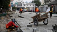 Pekerja menyelesaikan proyek revitalisasi pedestrian di kawasan Kota Tua, Jakarta Barat, Selasa (17/5/2022).