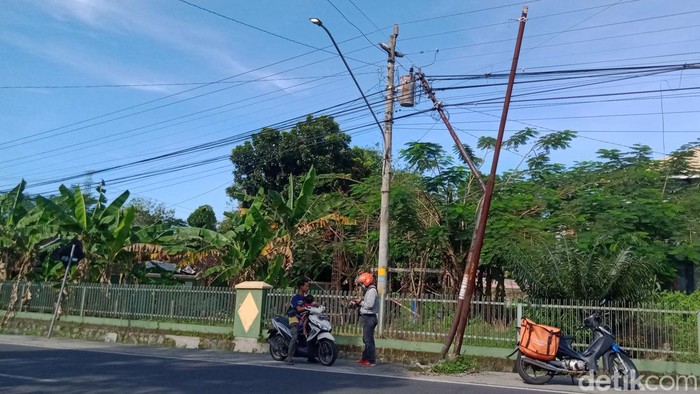 Tiang telepon bengkok di jalan Klaten-Boyolali, Ngawen, Klaten, Selasa (17/5/2022).