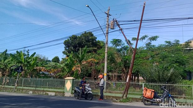 Tiang telepon bengkok di jalan Klaten-Boyolali, Ngawen, Klaten, Selasa (17/5/2022).