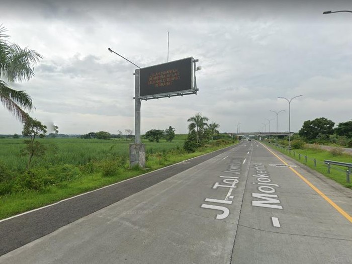 Bus Ardiansyah menabrak tiang VMS di Tol Surabaya-Mojokerto (Sumo), KM 712.400A. Kecelakaan tersebut menewaskan 14 orang.