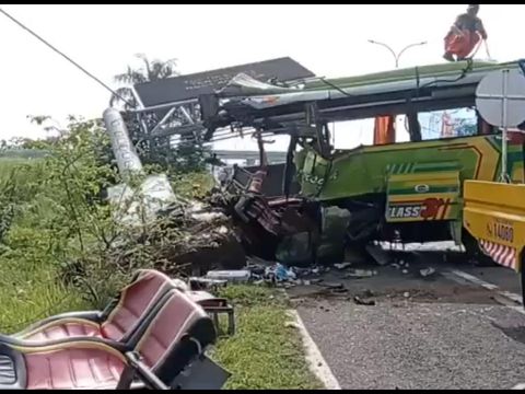 Bus Ardiansyah menabrak tiang VMS di Tol Surabaya-Mojokerto (Sumo), KM 712.400A. Kecelakaan tersebut menewaskan 14 orang.