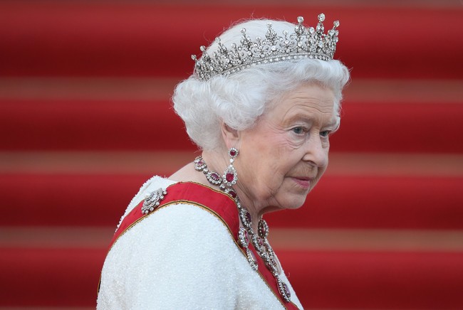 BERLIN, GERMANY - JUNE 24:  Queen Elizabeth II arrives for the state banquet in her honour at Schloss Bellevue palace on the second of the royal couples four-day visit to Germany on June 24, 2015 in Berlin, Germany. The Queen and Prince Philip are scheduled to visit Berlin, Frankfurt and the concentration camp memorial at Bergen-Belsen during their trip, which is their first to Germany since 2004.  (Photo by Sean Gallup/Getty Images)