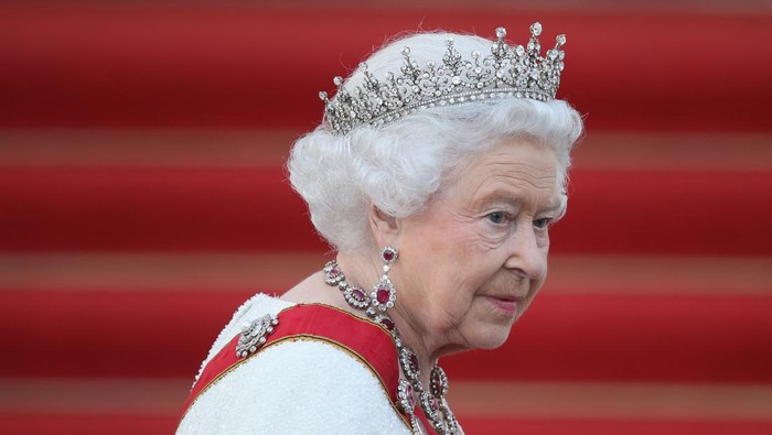 BERLIN, GERMANY - JUNE 24:  Queen Elizabeth II arrives for the state banquet in her honour at Schloss Bellevue palace on the second of the royal couples four-day visit to Germany on June 24, 2015 in Berlin, Germany. The Queen and Prince Philip are scheduled to visit Berlin, Frankfurt and the concentration camp memorial at Bergen-Belsen during their trip, which is their first to Germany since 2004.  (Photo by Sean Gallup/Getty Images)