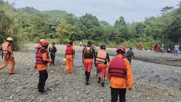 Tim SAR gabungan melakukan pencarian terhadap 2 bocah hilang terseret sungai di Sidrap