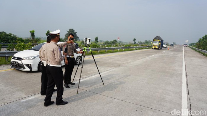 Tim TTA Korlantas Polri melakukan olah tempat kecelakaan Bus yang menabrak tiang VMS di Tol Mojokerto dengan kamera 3D scanner.