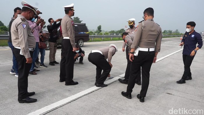 Tim TTA Korlantas Polri melakukan olah tempat kecelakaan Bus yang menabrak tiang VMS di Tol Mojokerto dengan kamera 3D scanner.