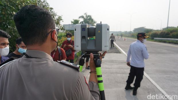 Tim TTA Korlantas Polri melakukan olah tempat kecelakaan Bus yang menabrak tiang VMS di Tol Mojokerto dengan kamera 3D scanner.