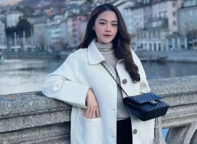 Keikutsertaannya dalam mendukung tim kickboxing di Vietnam dikatakan juga menjadi salah satu sarananya belajar. SEA Games di Vietnam adalah kesempatan untukku belajar di sini, aku sekarang petugas yang mengurus atlet. Aku berharap olahragaku lebih dilirik. Sebelumnya banyak orang berpikir kickboxing adalah olahraga yang amater dan tidak teratur, ungkapnya. Foto: Dok. Internet