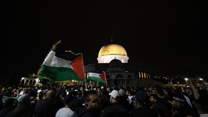JERUSALEM - MAY 16: People carry the body of Palestinian youth Walid Sharif, killed by Israeli forces during a raid on Al-Aqsa Mosque, during his funeral in Jerusalem on May 16, 2022. The young man lost his life during clashes with Israeli forces inside the Al-Aqsa complex last month. His body was withheld by Israeli authorities until it was transferred to his family earlier Monday. (Photo by Mostafa Alkharouf/Anadolu Agency via Getty Images)