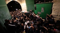 Orang-orang membawa jenazah pemuda Palestina, Walid Sharif, di kawasan Masjid Al-Aqsa, Yerusalem, Senin (16/5/2022) waktu setempat.  