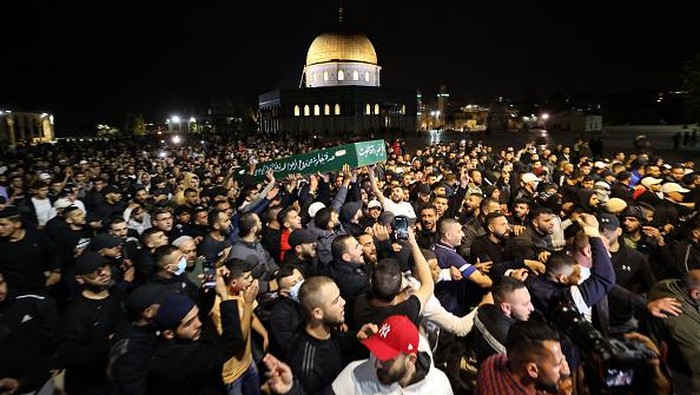 JERUSALEM - MAY 16: People carry the body of Palestinian youth Walid Sharif, killed by Israeli forces during a raid on Al-Aqsa Mosque, during his funeral in Jerusalem on May 16, 2022. The young man lost his life during clashes with Israeli forces inside the Al-Aqsa complex last month. His body was withheld by Israeli authorities until it was transferred to his family earlier Monday. (Photo by Mostafa Alkharouf/Anadolu Agency via Getty Images)