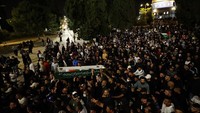Warga berkerumun sampai malam hari.