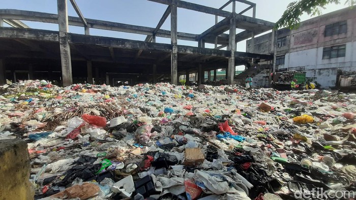 Tumpukan sampah di Pasar Cik Puan, Pekanbaru, Riau.