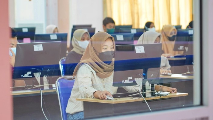 Ujian Tulis Berbasis Komputer (UTBK) Seleksi Bersama Masuk Perguruan Tinggi Negeri (SBMPTN) di Universitas Negeri Semarang (UNNES), Selasa (17/5/2022).