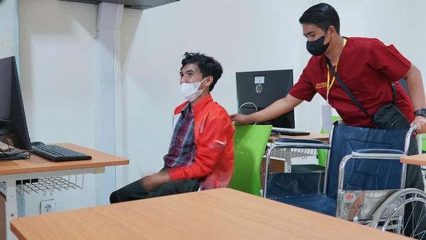 Ujian Tulis Berbasis Komputer (UTBK) Seleksi Bersama Masuk Perguruan Tinggi Negeri (SBMPTN) di Universitas Negeri Semarang (UNNES), Selasa (17/5/2022).