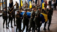 Anggota Pengawal Kehormatan membawa peti mati presiden pertama Ukraina Leonid Kravchuk selama upacara pemakamannya di Kyiv.