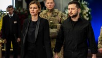Presiden Ukraina Volodymyr Zelenskiy dan istrinya Olena Zelenskiy menghadiri upacara pemakaman presiden pertama Ukraina Leonid Kravchuk.