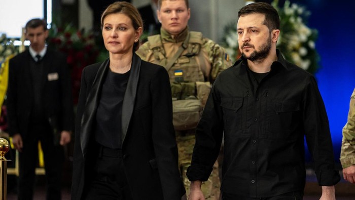 UKRAINE-CRISIS/KRAVCHUK-FUNERAL Ukraine's President Volodymyr Zelenskiy and his wife Olena Zelenskiy attend the funeral ceremony of the first president of Ukraine Leonid Kravchuk, in Kyiv, Ukraine, May 17, 2022. REUTERS/Viacheslav Ratynskyi