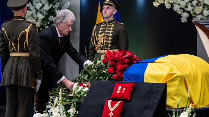 UKRAINE-CRISIS/KRAVCHUK-FUNERAL Ukraine's President Volodymyr Zelenskiy and his wife Olena Zelenskiy attend the funeral ceremony of the first president of Ukraine Leonid Kravchuk, in Kyiv, Ukraine, May 17, 2022. REUTERS/Viacheslav Ratynskyi