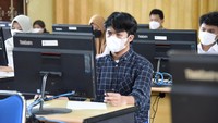 Di IPB University, UTBK berlangsung di Kampus Dramaga dan Cilibende. Wakil Rektor bidang Pendidikan dan Kemahasiswaan Drajat Martianto mengatakan, peserta yang sudah vaksin pertama dan kedua namun belum melakukan vaksin booster wajib melampirkan hasil swab antigen yang berlaku 1×24 jam. Foto: Dok. Humas IPB