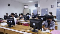 Institut Teknologi Sepuluh Nopember (ITS) tahun ini menggelar UTBK di gelombang 1 saja dengan 2 sesi per hari. Kepala Subdirektorat Admisi Direktorat Pendidikan ITS Unggul Wasiwitono mengatakan, para peserta UTBK tidak perlu membawa hasil tes swab atau tes PCR untuk dapat mengikuti ujian. Foto: Dok. ITS